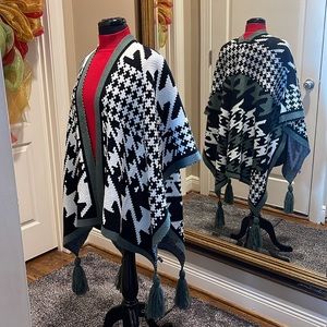HOUNDSTOOTH CAPE. ONE SIZE NO SLEEVES. BLACK/WHITE AND GRAY